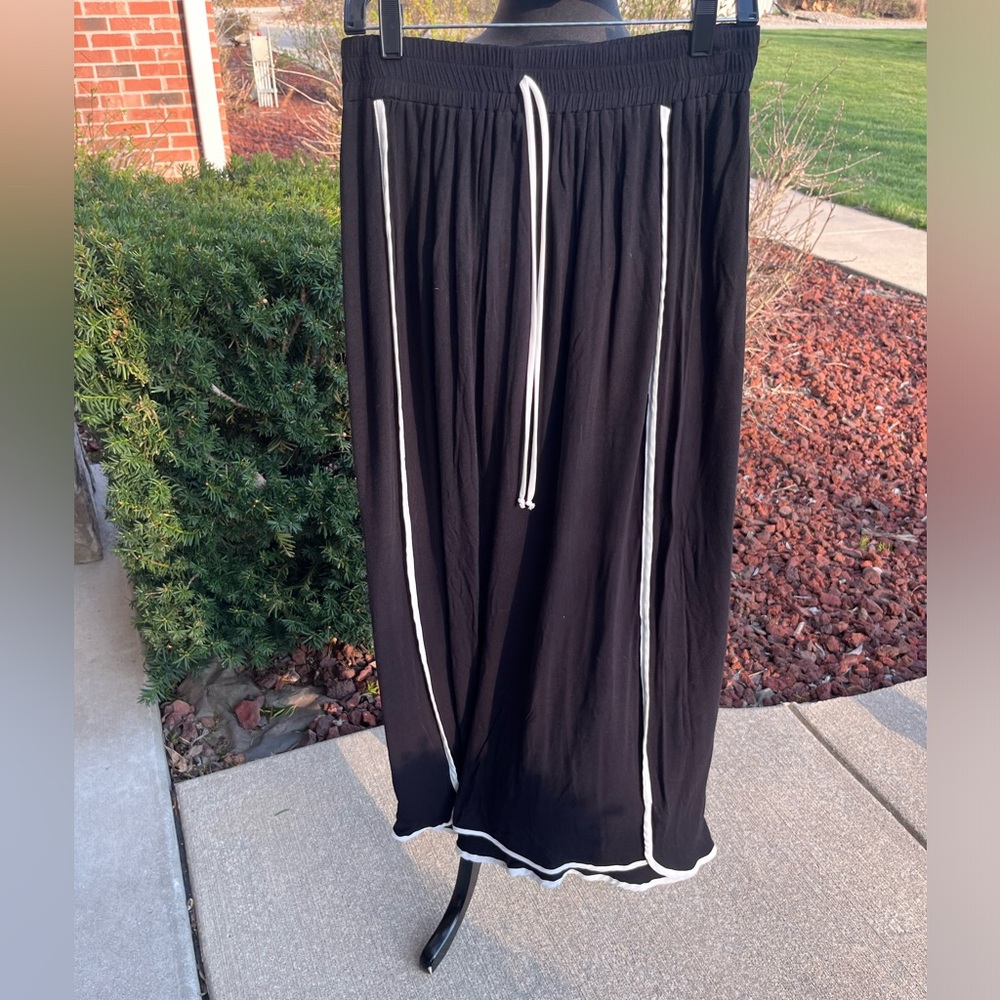 Like new ladies Everleigh black maxi skirt comfy stretchy pull on size medium